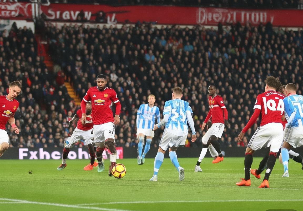 曼联客场制胜哈德斯菲尔德：马夏尔关键一击，战术对决解析(图2)