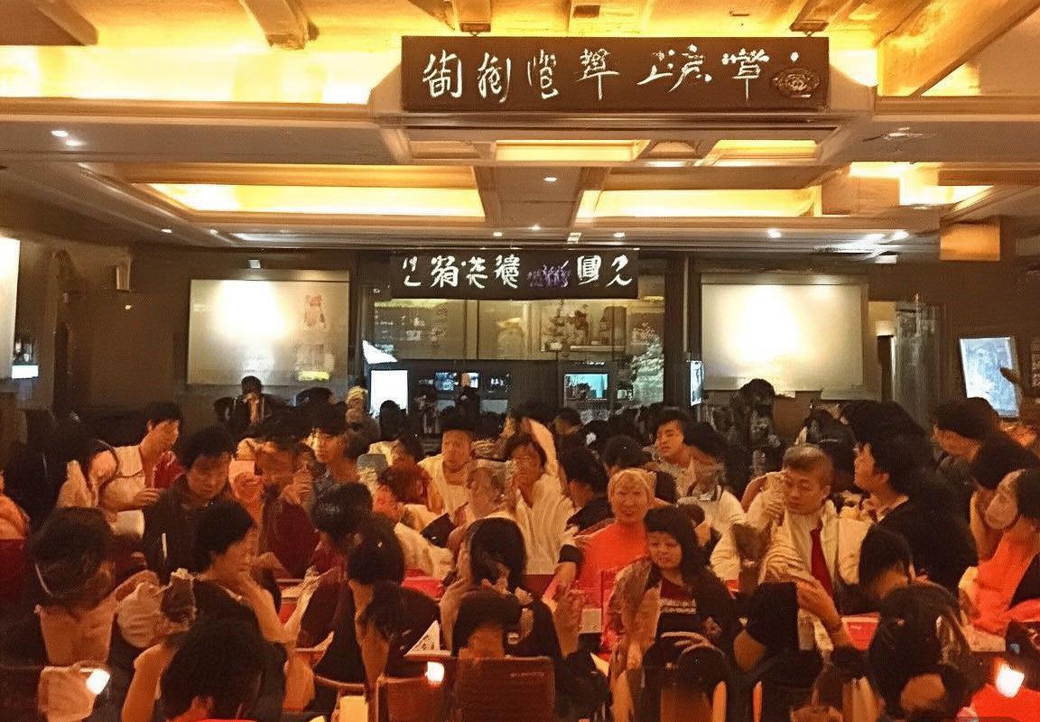 宇宙奥秘：极光与中子星的交相辉映与探索之旅